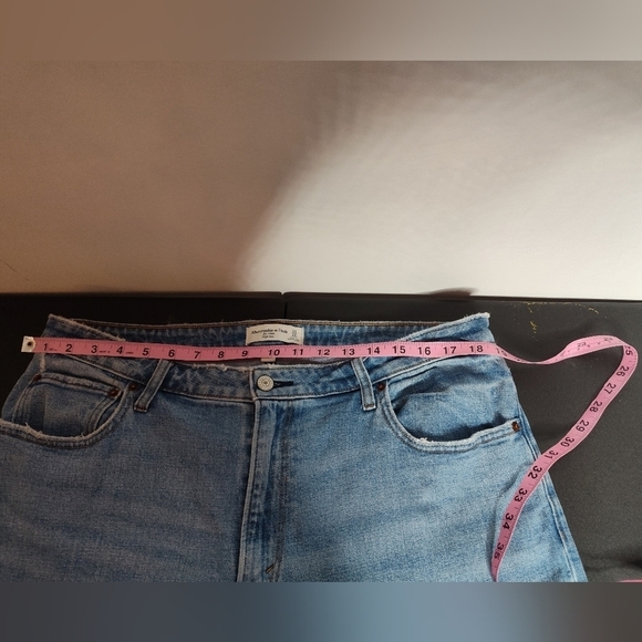Abercrombie & Fitch The Mom High Rise Curve Love jeans, light wash, 16L/33 - Picture 6 of 9